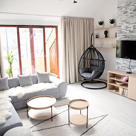 Cozy Modern Apartment In The Old Town - Hlavna Street コシツェ エクステリア 写真