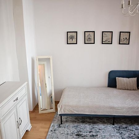 Cozy Modern Apartment In The Old Town - Hlavna Street コシツェ エクステリア 写真