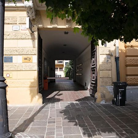Cozy Modern Apartment In The Old Town - Hlavna Street コシツェ エクステリア 写真