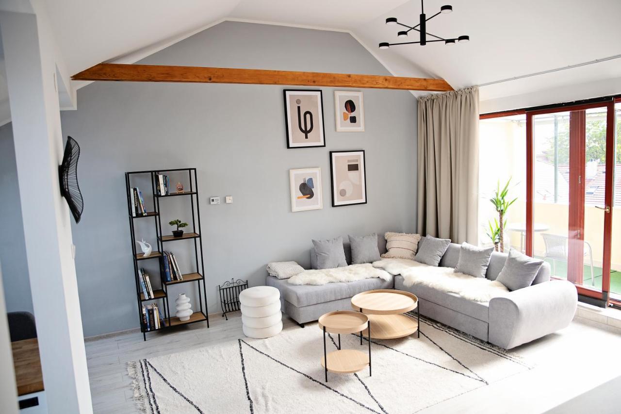 Cozy Modern Apartment In The Old Town - Hlavna Street コシツェ エクステリア 写真