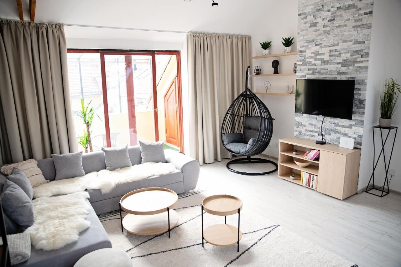 Cozy Modern Apartment In The Old Town - Hlavna Street コシツェ エクステリア 写真