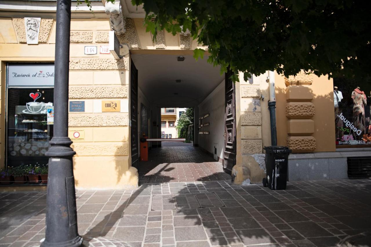 Cozy Modern Apartment In The Old Town - Hlavna Street コシツェ エクステリア 写真