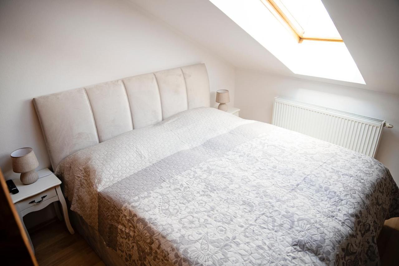 Cozy Modern Apartment In The Old Town - Hlavna Street コシツェ エクステリア 写真